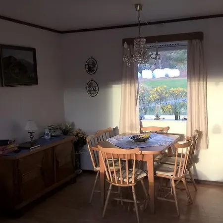 Esjeholmen Feriehus *